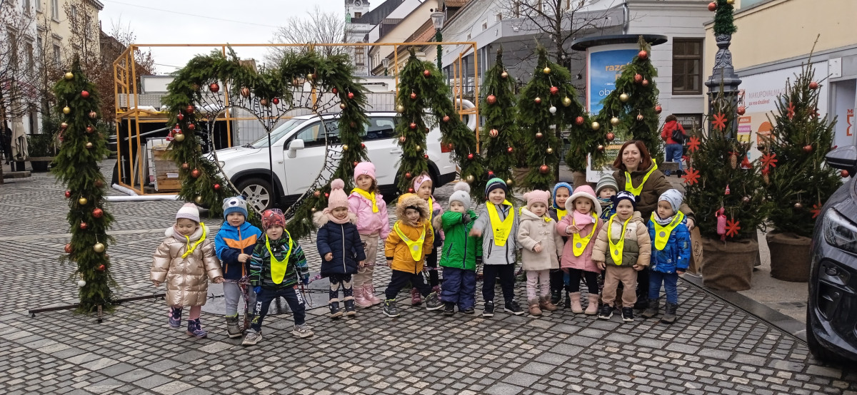 Praznični čas nas združuje in povezuje-skupina Veverice