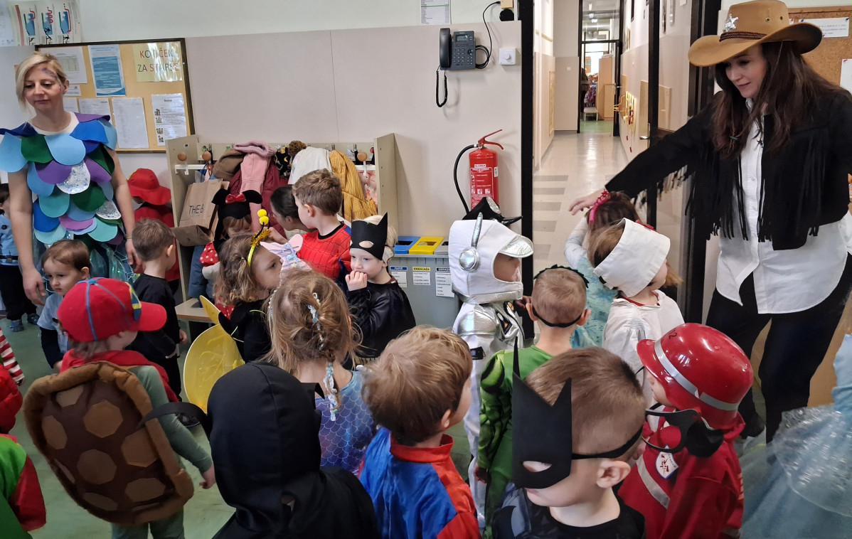 Pisana povorka dobre volje v Enoti Labod