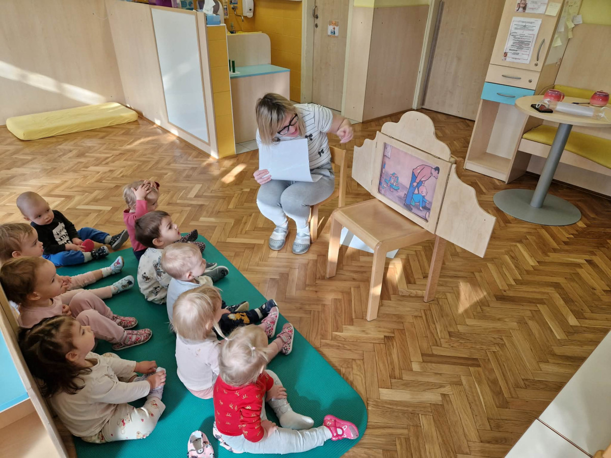 Muca Copatarica in mesec družine v skupini Medvedki