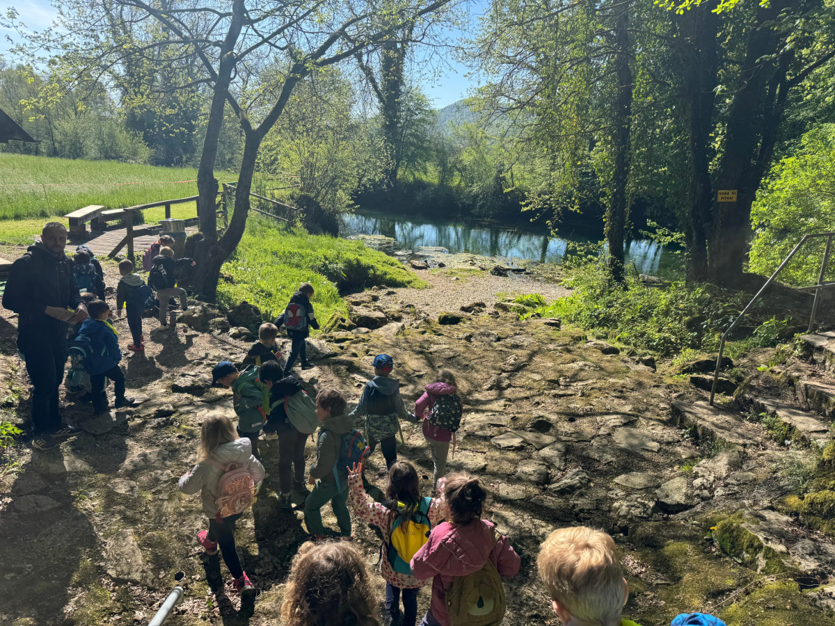 Voda povezuje - otroka, igro in kraj (Veverice in Metulji)