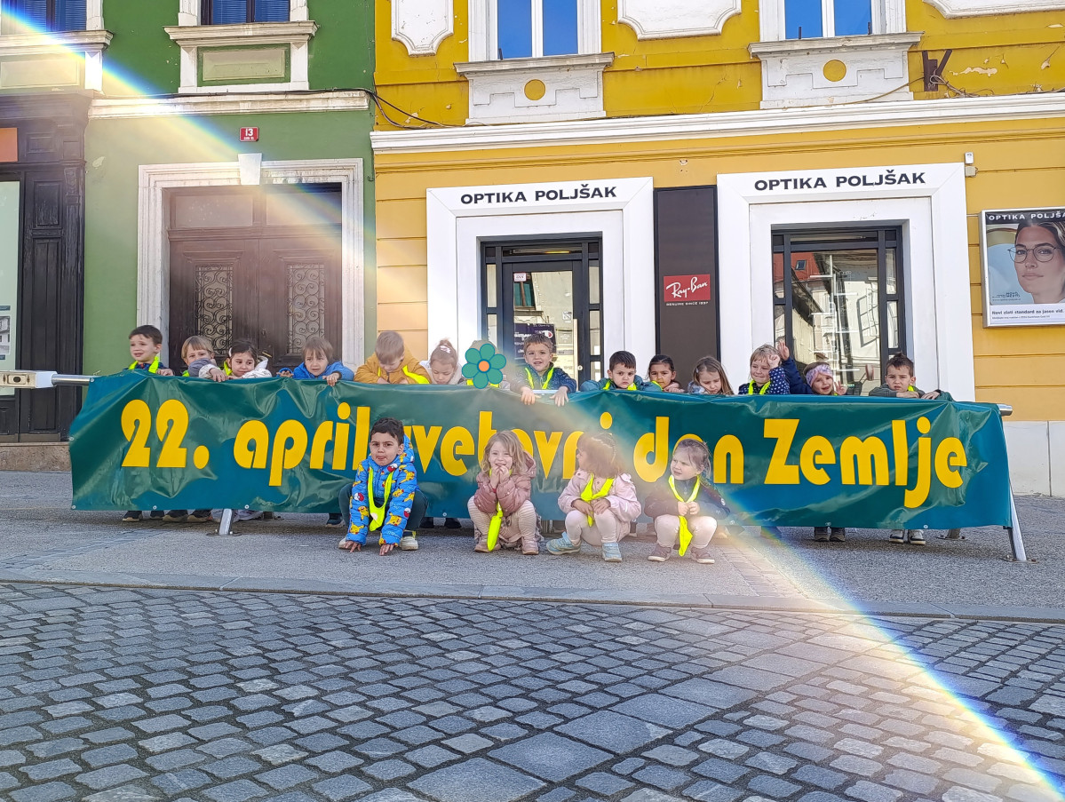 Dan zemlje na Glavnem trgu (skupina Kužki)